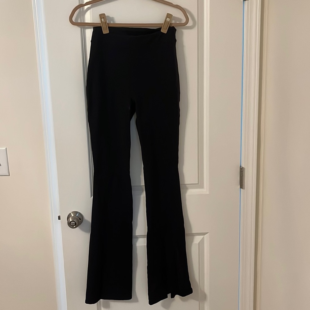 ALO flutter kick leggings